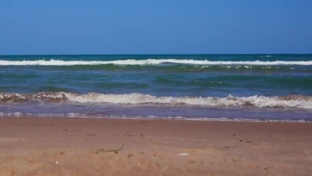 Ondas Cámara Lenta Rompiendo Largo Playa Bajo Cielo Azul — Vídeos de Stock