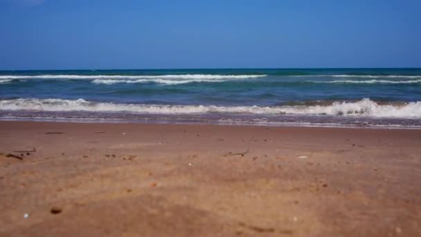 Bajo Ángulo Tiro Olas Estrellándose Largo Orilla Playa Con Cielo — Vídeos de Stock