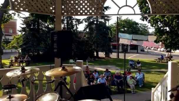 Aufnahmen Einer Drohne Auf Einem Pavillon Auf Dem Eine Band — Stockvideo