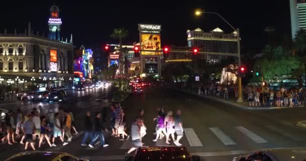 Las Vegas Strip Night Záběry Lidí Přecházejících Křižovatku — Stock video