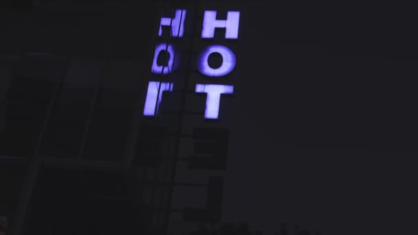 L点滅と壊れたホテルの看板はめったにない — ストック動画