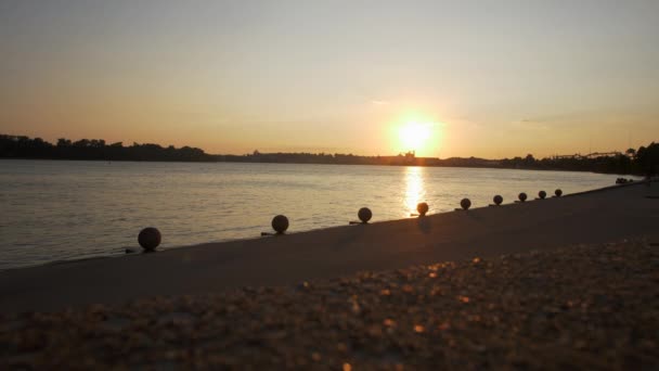 Mężczyzna Jeżdżący Longboard Wzdłuż Evansville Nabrzeżu Rzeki Strzał Panasonic Gh5 — Wideo stockowe