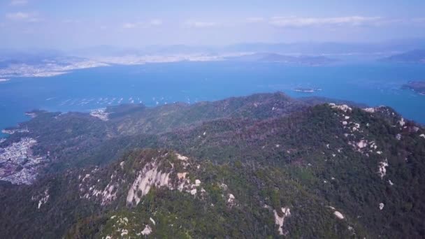 広島湾の宮島山の高い空中映像 未評価のドローンカラープロフィール — ストック動画
