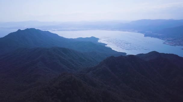 在远处的牡蛎养殖场 可以看到三岛山腰和大岛湾的高空鸟瞰 — 图库视频影像