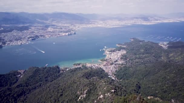 Vista Aérea Bahía Hiroshima Isla Miyajima Ladera Montaña — Vídeos de Stock