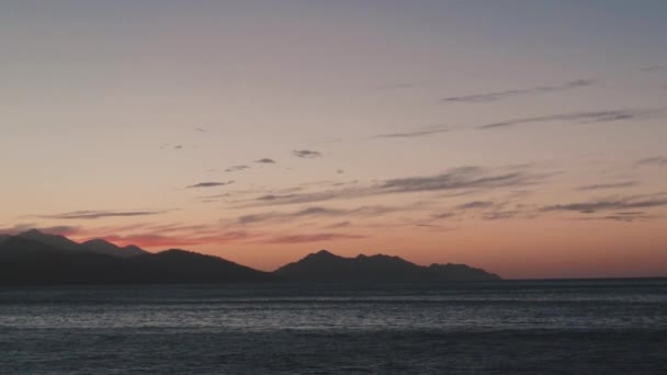 Ηλιοβασίλεμα Στην Παραλία Ήλιος Δύει Πίσω Από Κάποια Βουνά — Αρχείο Βίντεο