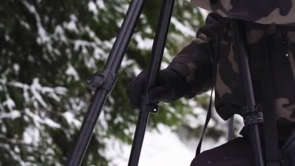 雪地森林的摄影师 拍照时要关门 — 图库视频影像