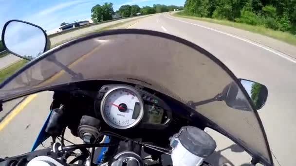 Pov Motocicleta Exceso Velocidad Tejiendo Dentro Fuera Del Tráfico Muy — Vídeo de stock