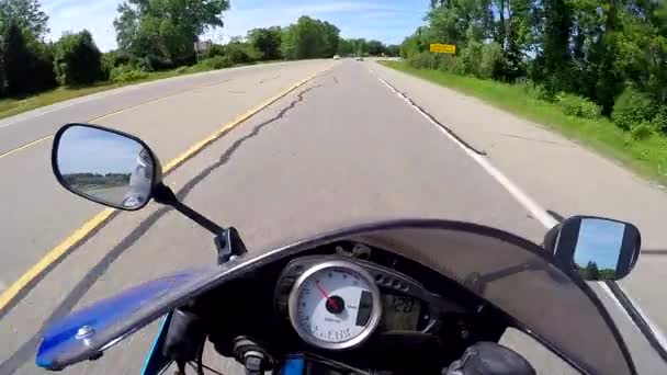 Snelheid Motorfiets Weven Uit Het Verkeer Zeer Snel Gopro Helm — Stockvideo