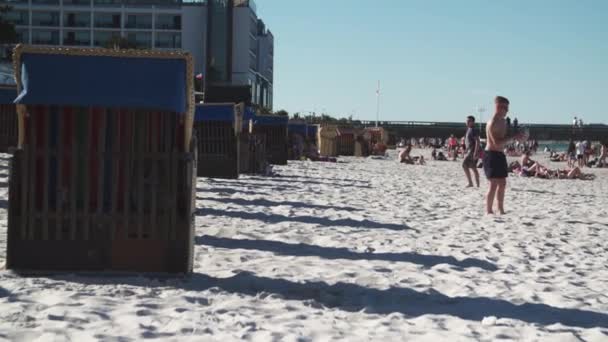Turistas Jugando Playa Largo Del Mar Báltico — Vídeos de Stock