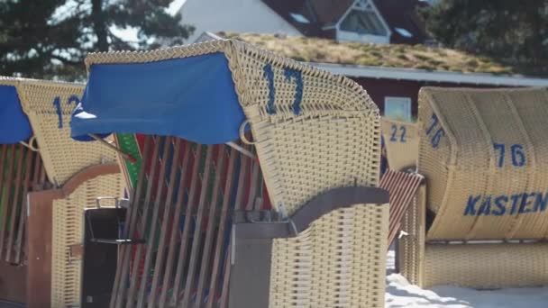 波罗的海海岸4K一带私人泳椅近旁 — 图库视频影像