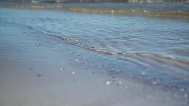 Kalme Kabbelende Golven Spoelen Aan — Stockvideo