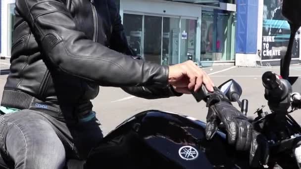 Zakładanie Skórzanych Rękawic Jazdy Motocyklu — Wideo stockowe