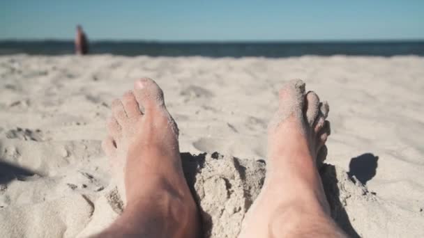 Descalços Brincando Areia Enquanto Relaxa Praia — Vídeo de Stock