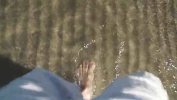 バルト海の端に沿って裸足で歩く — ストック動画