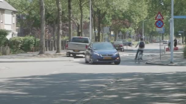 Peugeot Dirigindo Esquina — Vídeo de Stock