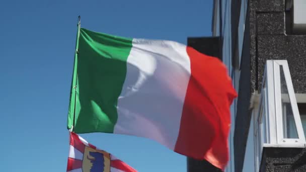 Flaga Włoska Płynąca Pod Wiatr — Wideo stockowe