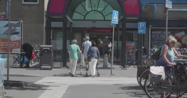 Люди Идут Тротуару Продуктового Магазина — стоковое видео