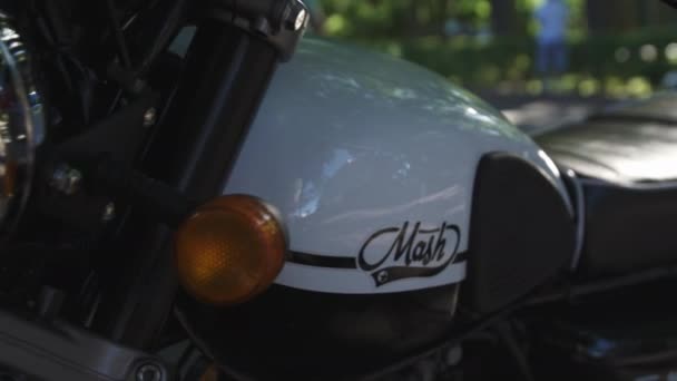 Zbliżenie Reflektor Skórzane Siedzenia Klasycznego Motocykla — Wideo stockowe
