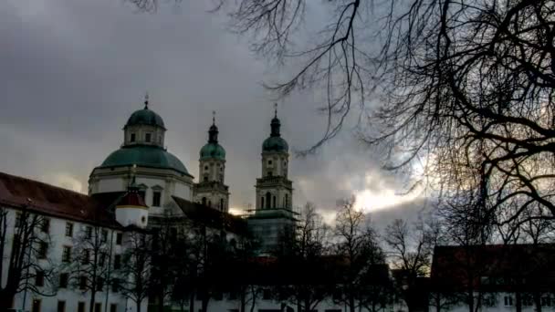 Nuvens Temperamentais Passam Rapidamente Sobre Igreja Lorenz Cidade Kempten Onde — Vídeo de Stock