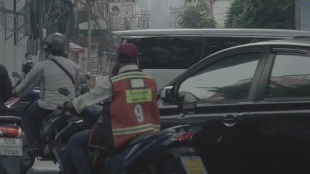 Scooter Man Zoek Naar Verkeer Bangkoh — Stockvideo