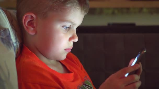 Niño Usando Smartphone Habitación Oscura — Vídeos de Stock