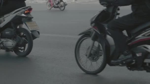 Χαμηλή Βολή Των Μοτοσικλετών Στην Ταϊλάνδη — Αρχείο Βίντεο