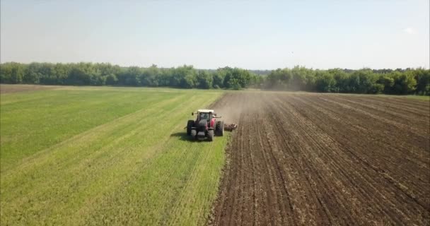 Drone Disparar Cómo Tractor Está Cultivando Tierra Negra Ucrania Drone — Vídeo de stock