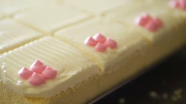 Confettiere Topping Torte Con Crema Utilizzando Una Tasca Pasticcere Rallentatore — Video Stock
