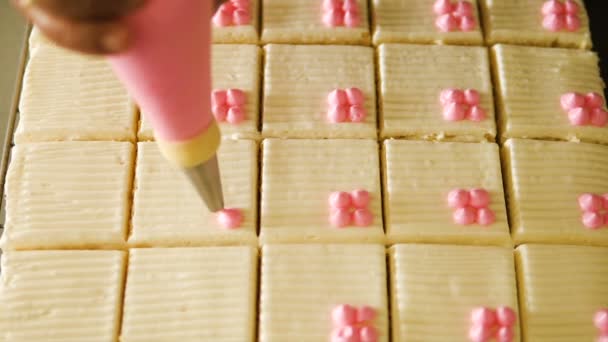 菓子菓子袋 スローモーションを使用するクリームとケーキをトッピング — ストック動画