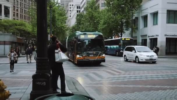 Downtown Seattle Cars Pasando Por — Vídeo de stock