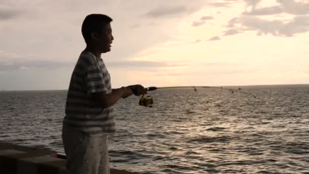 Niño Pescando Muelle Hua Hin Con Puesta Sol — Vídeos de Stock