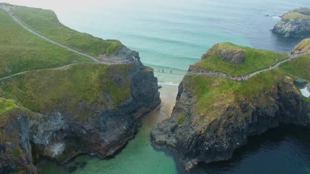 Carrick Rede Rope Bridge Ballintoy Antrim Irlanda Norte — Vídeo de Stock