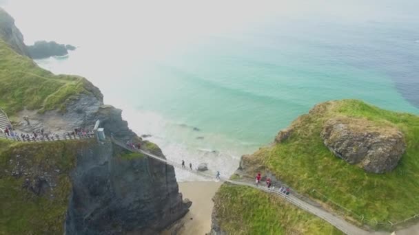 Carrick Rede Rope Bridge Ballintoy Antrim Nordirland — Stockvideo