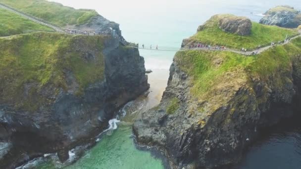 Carrick Rede Rope Bridge Ballintoy Antrim Βόρεια Ιρλανδία — Αρχείο Βίντεο