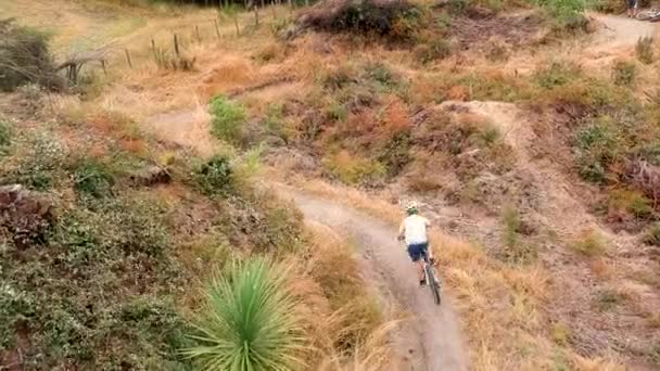 Kind Reitet Auf Einem Hügel Taupo Neuseeland — Stockvideo