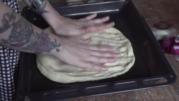 伝統的なやり方で自家製のパスタを調理する — ストック動画