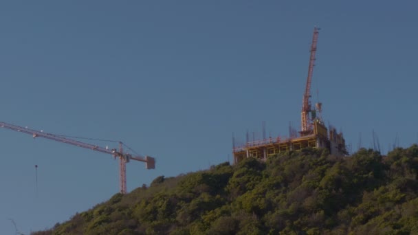 Local Construção Com Guindaste Movimento Topo Montanha — Vídeo de Stock