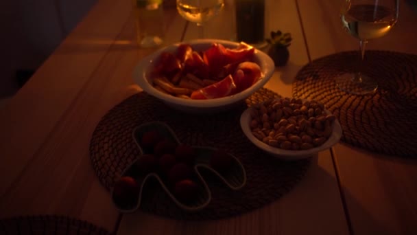 Romantisch Diner Met Kaarsen Witte Wijn Jamon Pistache — Stockvideo