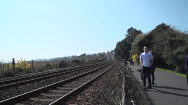 Άνθρωποι Διαδρομή Δίπλα Σιδηροδρομική Γραμμή — Αρχείο Βίντεο