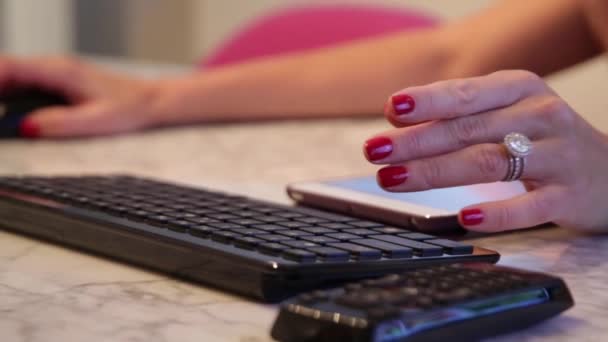 Mujeres Manos Con Anillo Compromiso Escribiendo Teclado — Vídeo de stock