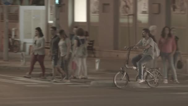 Uomo Bicicletta Nel Traffico — Video Stock