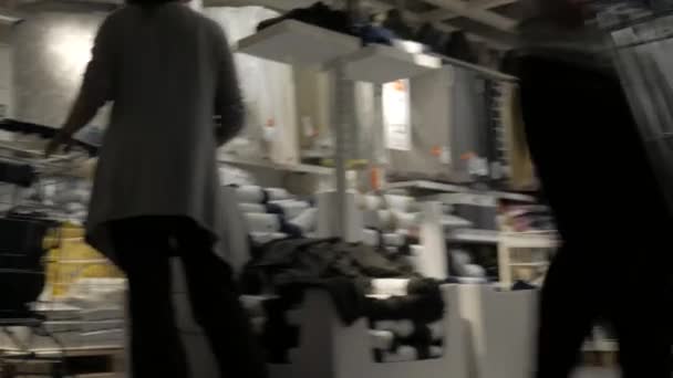 Low POV Shot egy bevásárlókocsi nagy forgalom IKEA Skóciában