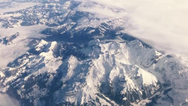 Alpen Aus Einem Fliegenden Flugzeug — Stockvideo