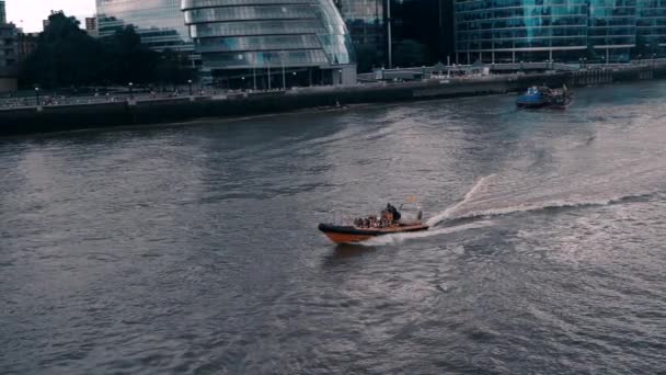 Sebuah Perahu Kecil Melaju Menuruni Sungai Thames Melewati Bangunan Dan — Stok Video