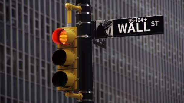 New York Wall Street Siyah Beyaz Işaret Rehberi Olan Trafik — Stok video