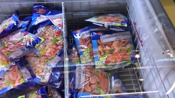 Výběr Sáčku Mraženými Mořskými Potravinami — Stock video