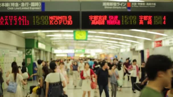 Mensen Wandelen Het Metrostation Shinjuku — Stockvideo