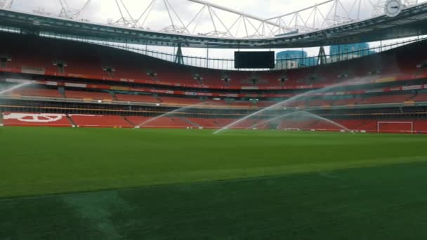 内景酋长国体育场作为洒水器浇灌足球场 阿森纳足球俱乐部的所在地 慢动作 — 图库视频影像