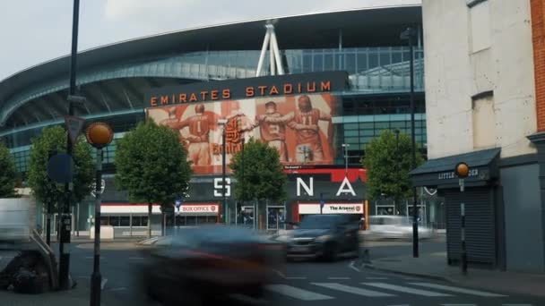 Tidsförskjutning Utsidan Emirates Stadium Trafik Och Fotgängare Passerar Utanför Byggnaden — Stockvideo